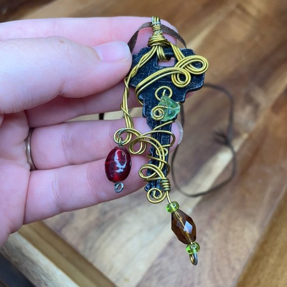 Handmade Key Wire Wrapped Jewel ribbon necklace - Picture 4 of 4